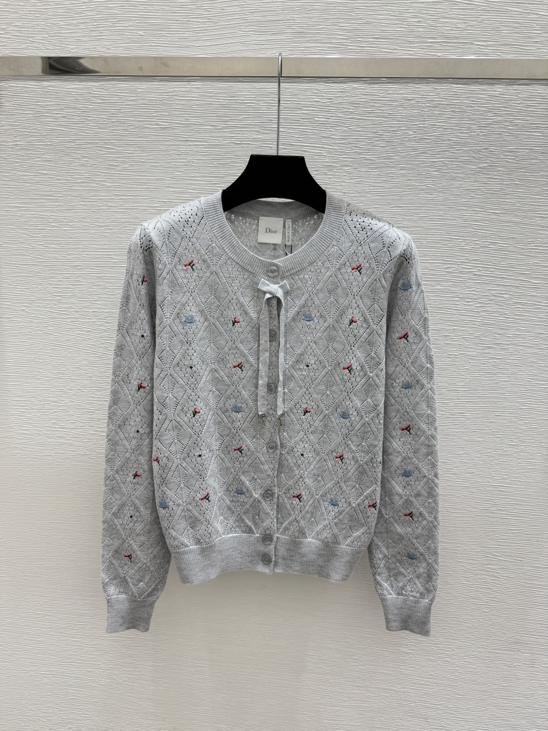 🆕D家🆕  早秋新款 撞色花卉圆领针织长袖开衫 颜色：白色 灰色 宝蓝 尺码：36.38.40