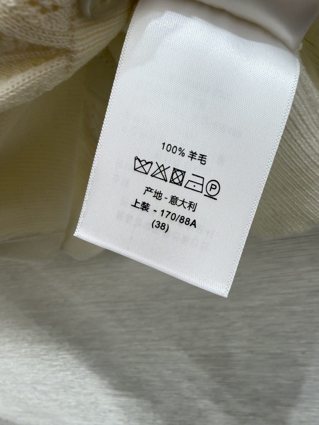 🆕D家🆕  早秋新款 撞色花卉圆领针织长袖开衫 颜色：白色 灰色 宝蓝 尺码：36.38.40