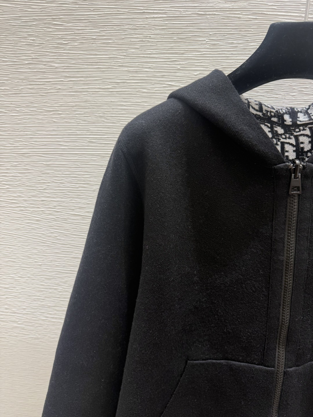 🆕D家🆕  早秋新款  撞色老花字母连帽双面长袖开衫 颜色：黑色 尺码：36.38.40      
