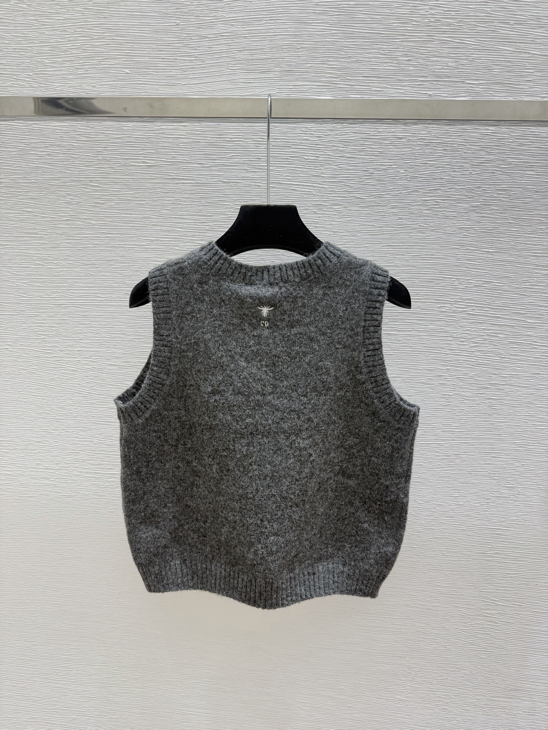 🆕D家🆕  早秋新款  撞色蝴蝶结V领针织背心 颜色：卡其 灰色 尺码：36.38.40      