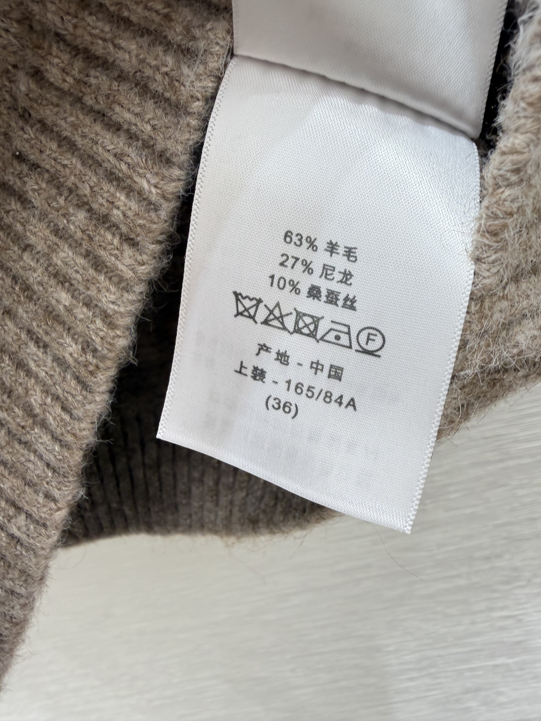 🆕D家🆕  早秋新款  撞色蝴蝶结V领针织背心 颜色：卡其 灰色 尺码：36.38.40      