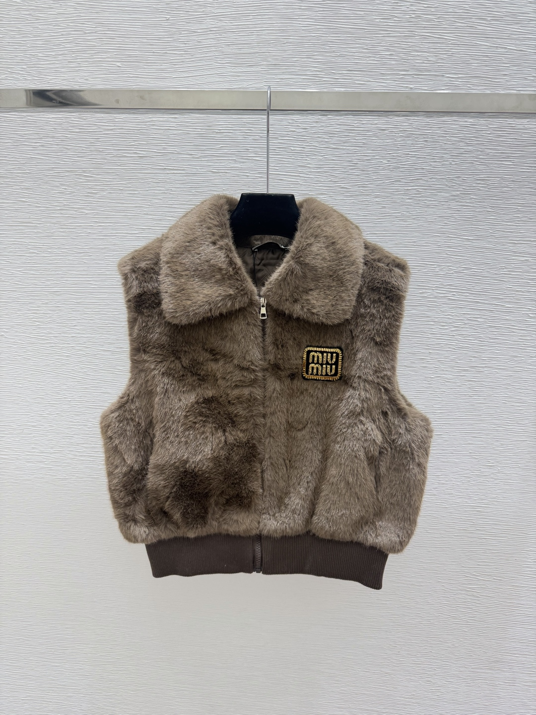 🆕M家🆕  早秋新款  纯色简约翻领针织背心开衫 颜色：白色 咖啡 尺码：36.38.40      