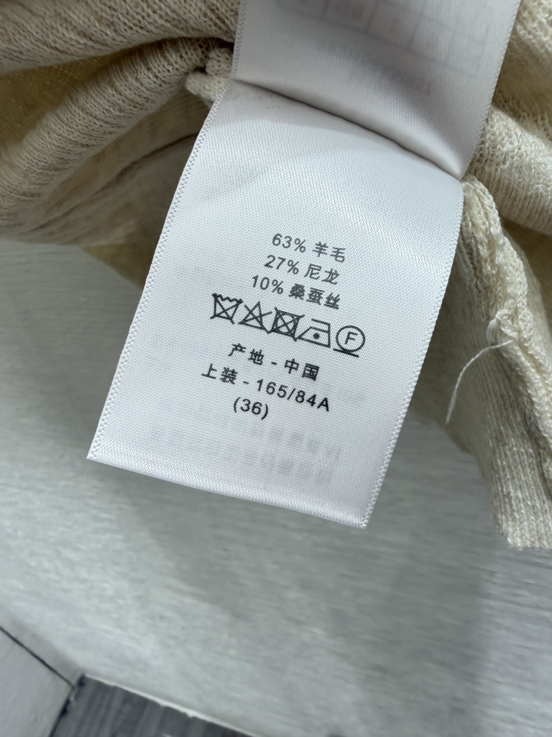 🆕D家🆕  早秋新款  纯色简约V领针织长袖 颜色：杏色 卡其 尺码：36.38.40      