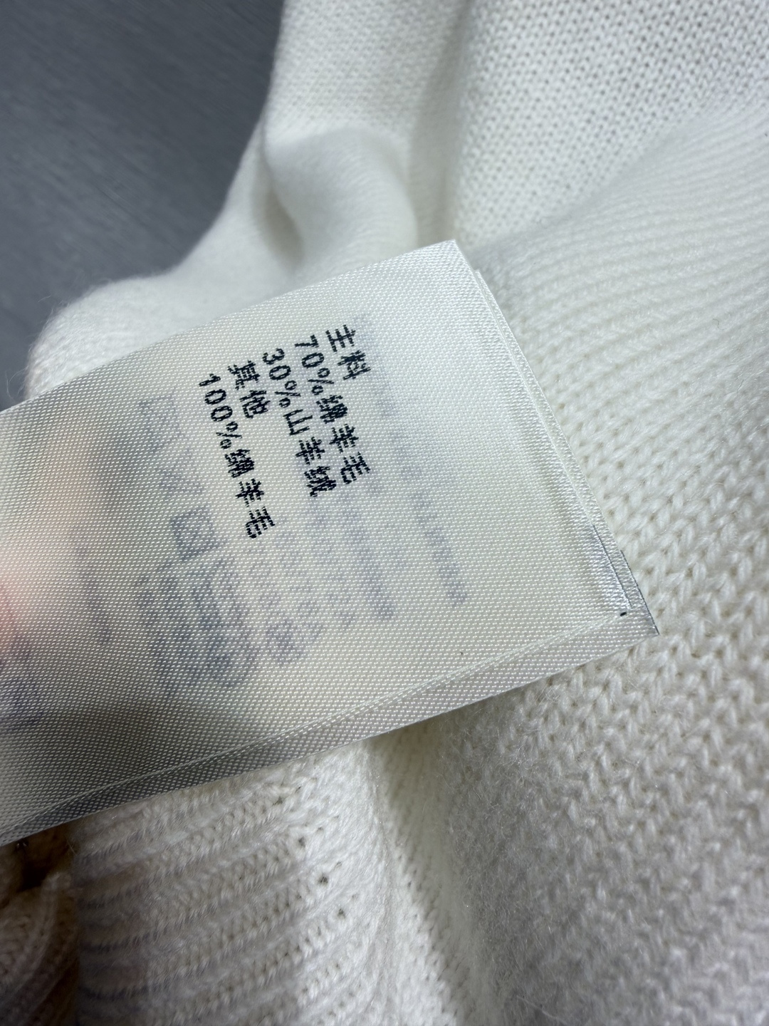 🆕L家🆕  早秋新款 纯色字母圆领针织长袖 颜色：白色  尺码：36.38.40