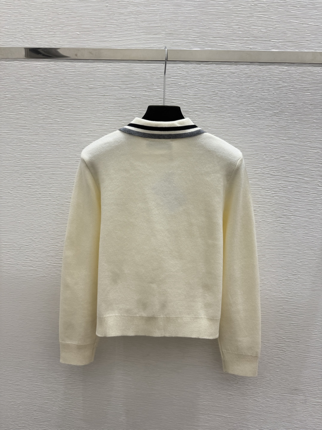🆕M家🆕  早秋新款 撞色翻领针织长袖开衫 颜色：白色 灰色  尺码：36.38.40