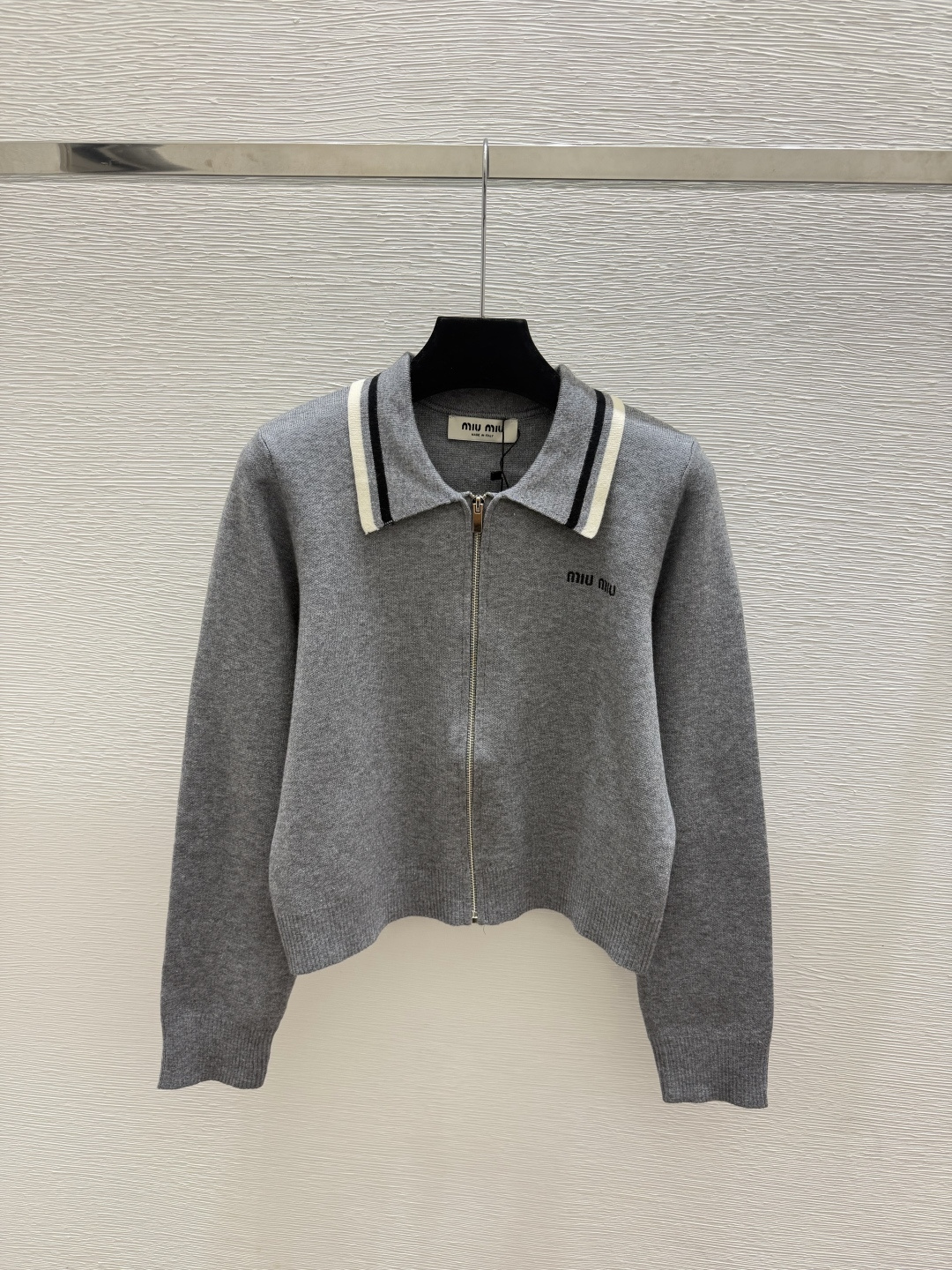 🆕M家🆕  早秋新款 撞色翻领针织长袖开衫 颜色：白色 灰色  尺码：36.38.40