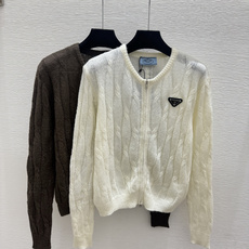🆕P家🆕 早秋新款 纯色简约圆领针织长袖开衫 颜色:杏色 咖啡 尺码:36.38.40 🆕P家🆕 早秋新款 纯色简约圆领针织长袖开衫 颜色:杏色 咖啡 尺码:36.38.40
