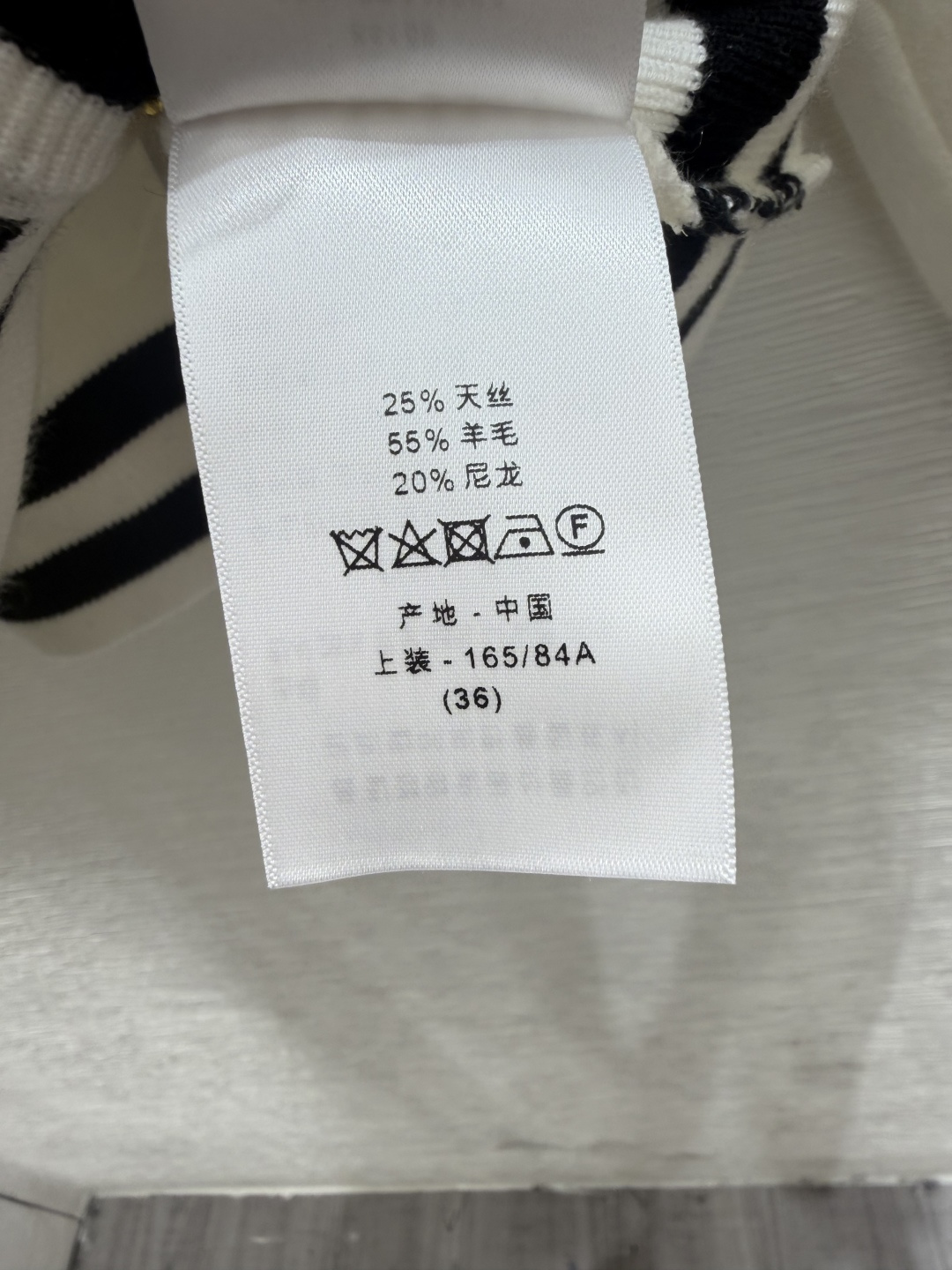 🆕D家🆕  早秋新款 撞色五角星圆领针织长袖开衫 颜色：白色  尺码：36.38.40