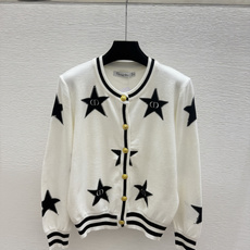 🆕D家🆕 早秋新款 撞色五角星圆领针织长袖开衫 颜色:白色 尺码:36.38.40 🆕D家🆕 早秋新款 撞色五角星圆领针织长袖开衫 颜色:白色 尺码:36.38.40