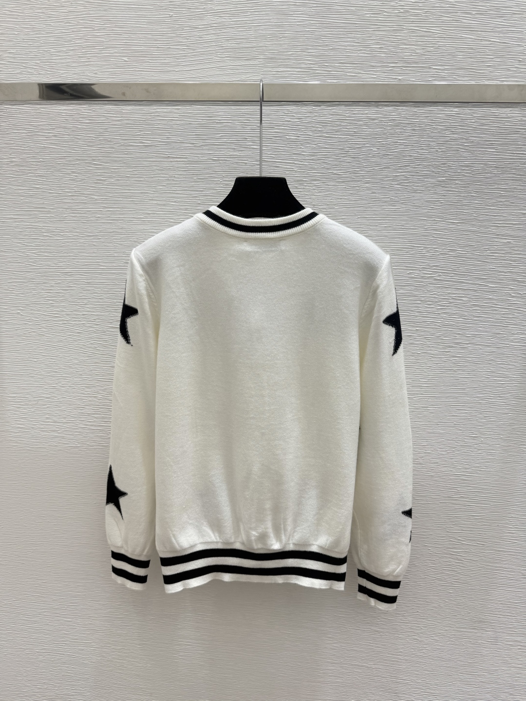 🆕D家🆕  早秋新款 撞色五角星圆领针织长袖开衫 颜色：白色  尺码：36.38.40