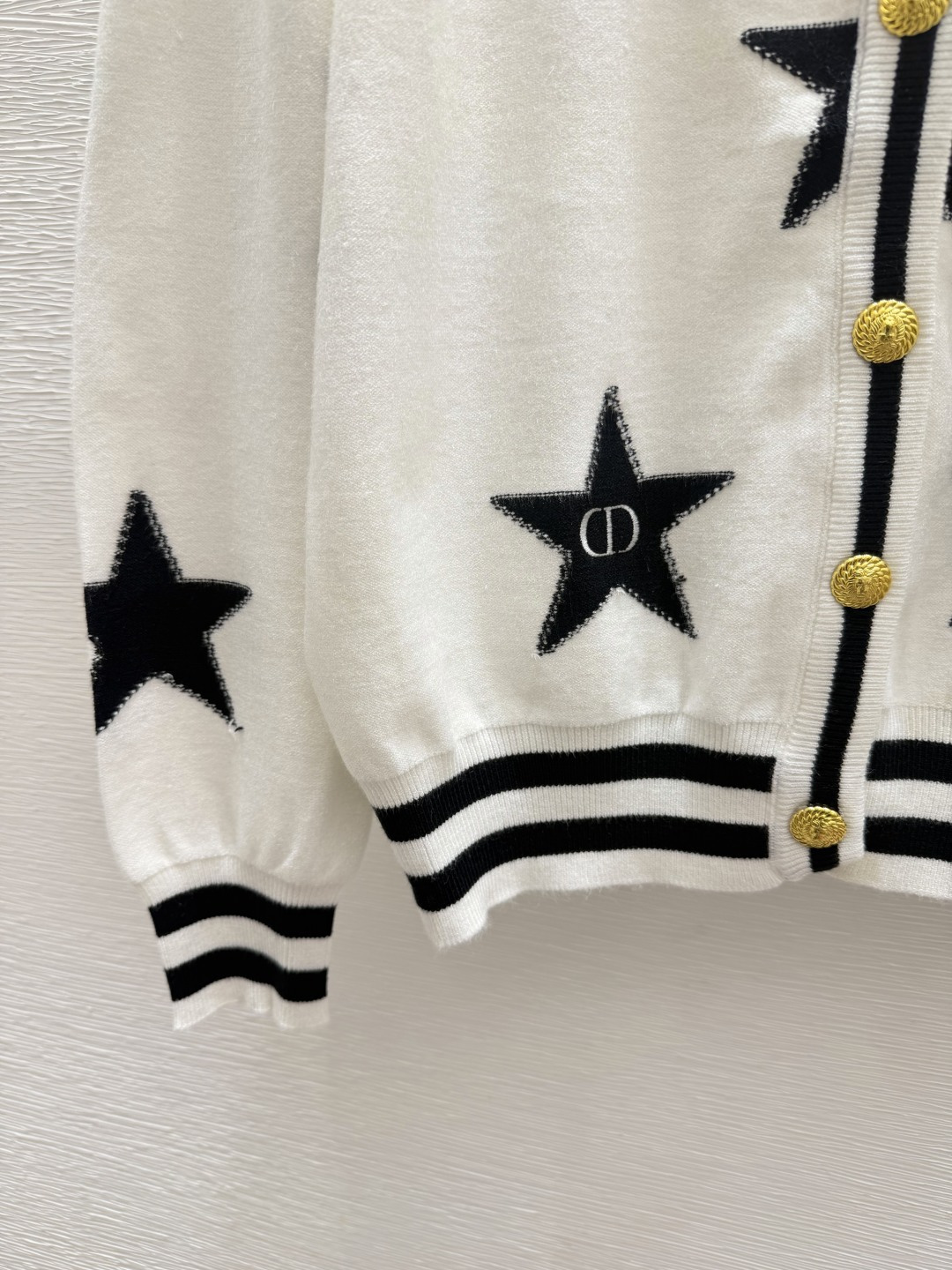 🆕D家🆕  早秋新款 撞色五角星圆领针织长袖开衫 颜色：白色  尺码：36.38.40