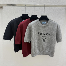 🆕P家🆕 早秋新款 撞色字母圆领针织短袖 颜色:灰色 酒红 黑色 尺码:36.38.40 🆕P家🆕 早秋新款 撞色字母圆领针织短袖 颜色:灰色 酒红 黑色 尺码:36.38.40