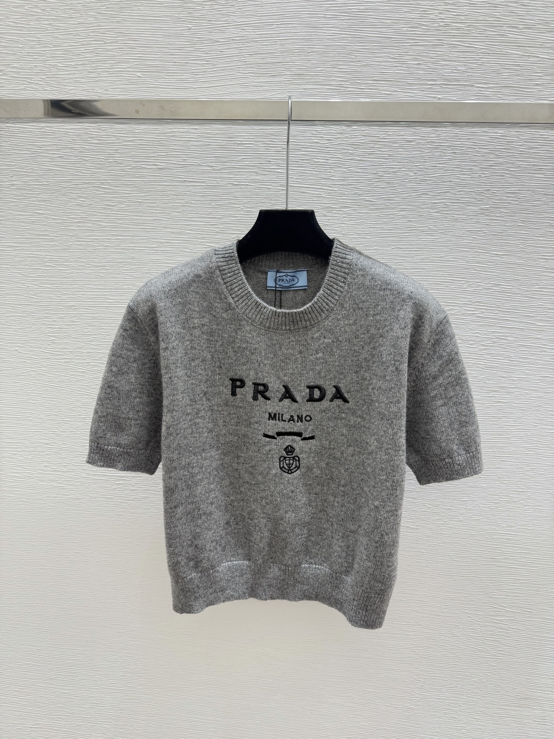 🆕P家🆕  早秋新款 撞色字母圆领针织短袖 颜色：灰色 酒红 黑色 尺码：36.38.40