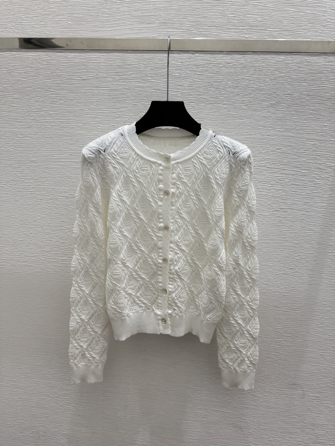 🆕CH家🆕  早秋新款 纯色简约圆领长袖开衫 颜色：白色 黑色  尺码：36.38.40