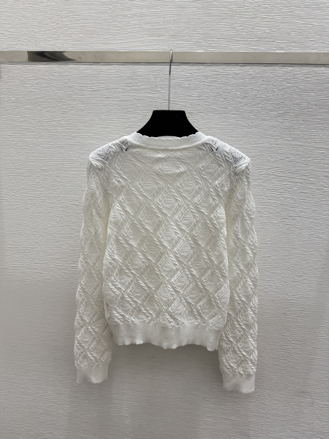 🆕CH家🆕  早秋新款 纯色简约圆领长袖开衫 颜色：白色 黑色  尺码：36.38.40