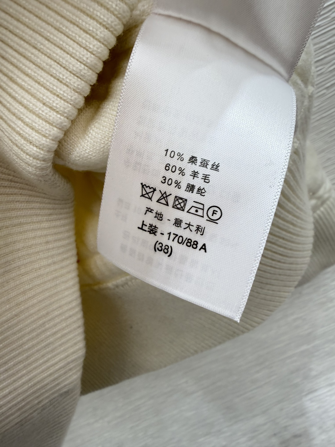 🆕D家🆕  早秋新款  撞色花卉圆领针织长袖开衫 颜色：白色 黑色 尺码：36.38.40      