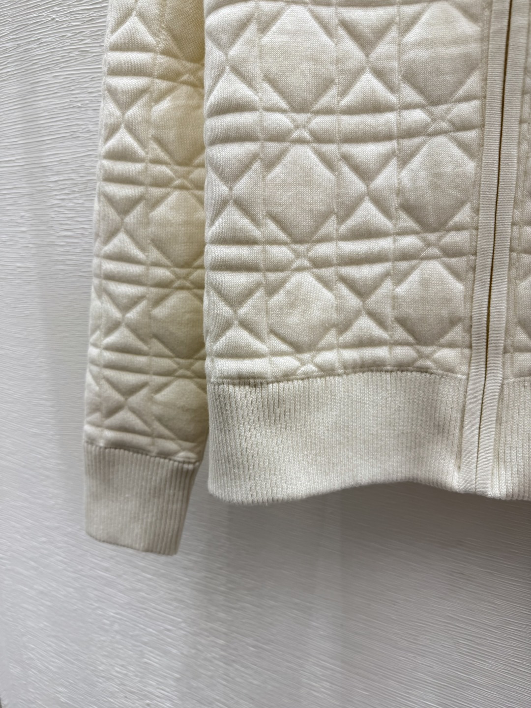 🆕D家🆕  早秋新款  撞色花卉圆领针织长袖开衫 颜色：白色 黑色 尺码：36.38.40      