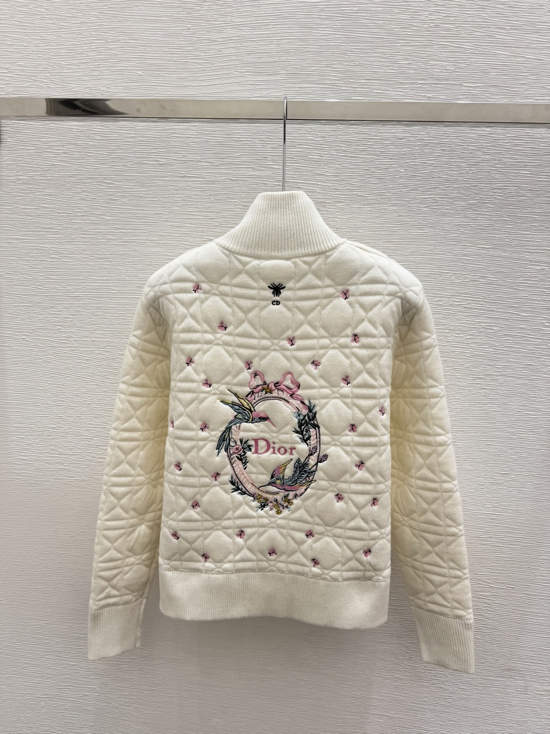 🆕D家🆕  早秋新款  撞色花卉圆领针织长袖开衫 颜色：白色 黑色 尺码：36.38.40      