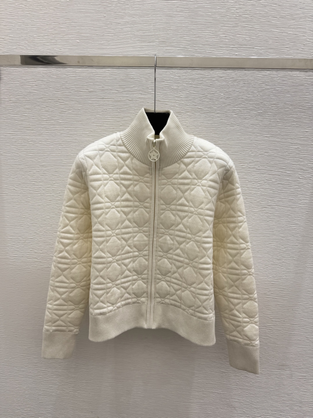 🆕D家🆕  早秋新款  撞色花卉圆领针织长袖开衫 颜色：白色 黑色 尺码：36.38.40      