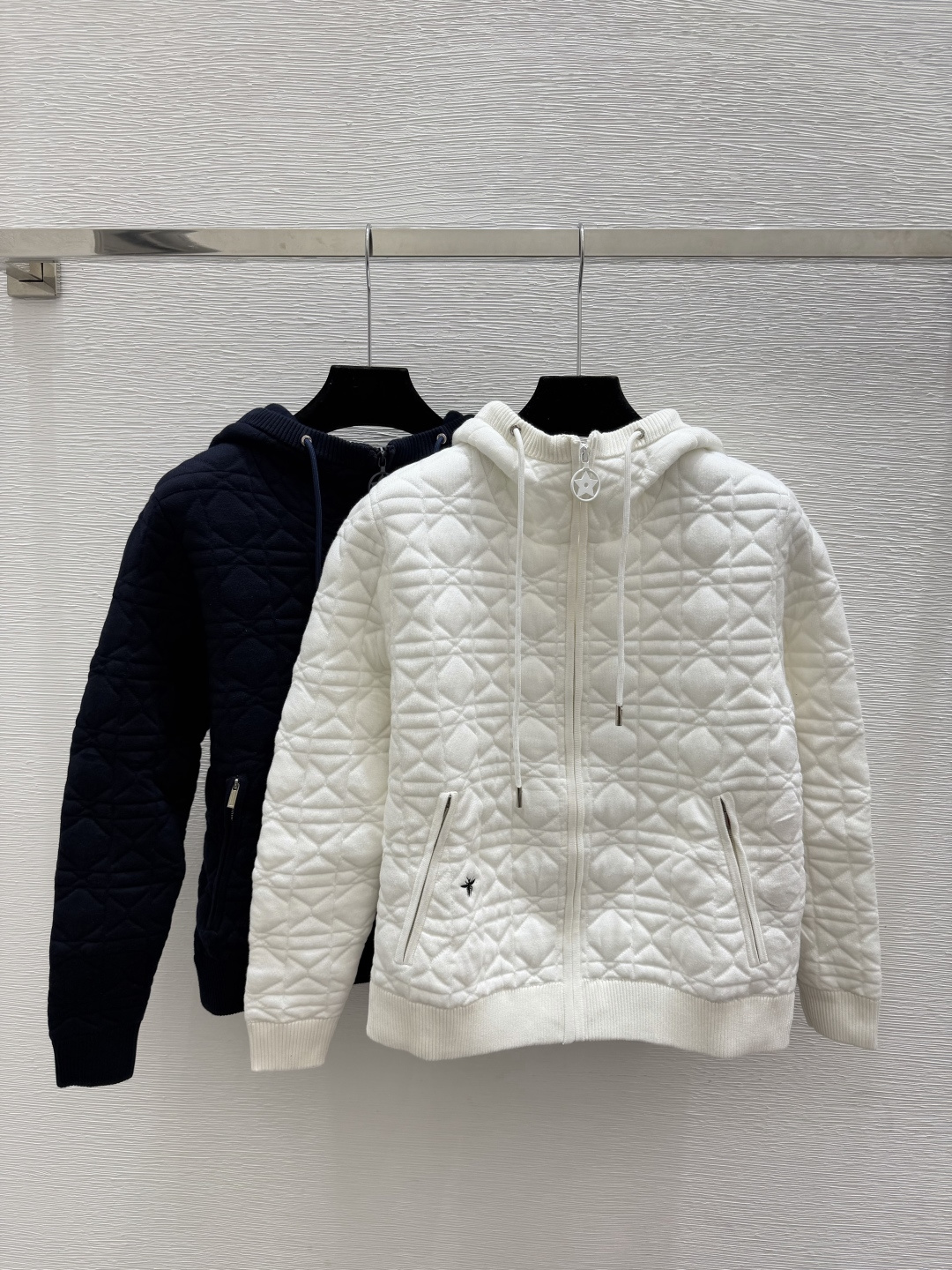 🆕D家🆕  早秋新款 纯色简约连帽针织长袖开衫 颜色：白色 宝蓝 尺码：36.38.40      