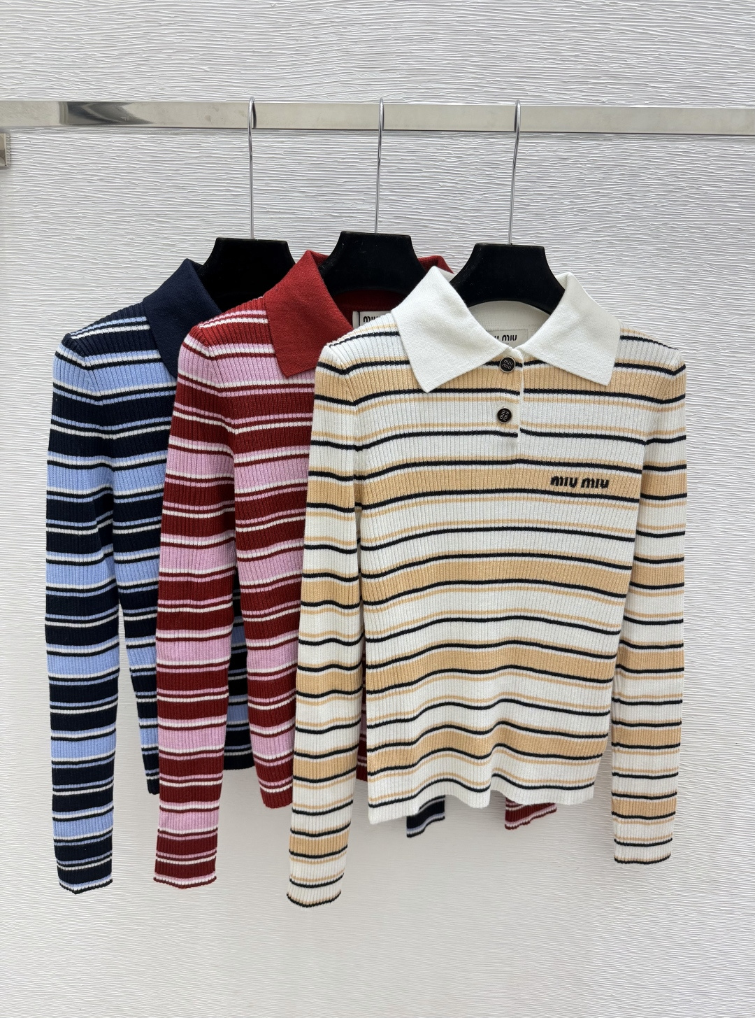 🆕M家🆕  早秋新款  撞色条纹翻领针织长袖 颜色：白色 酒红 宝蓝 尺码：36.38.40      