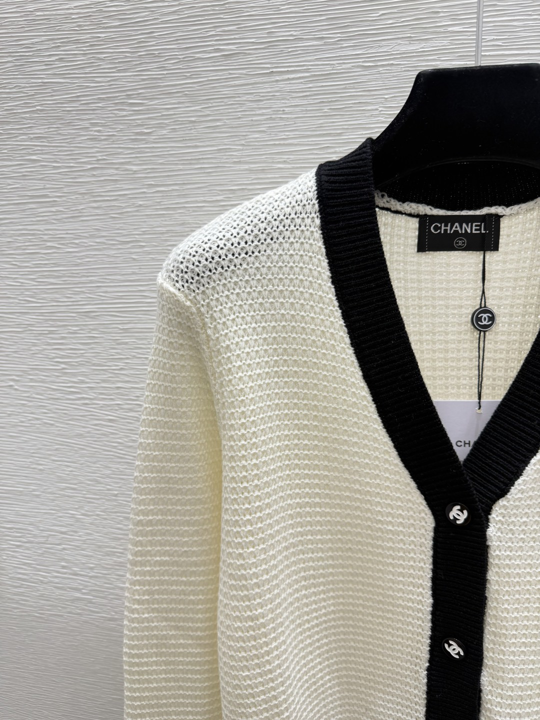 🆕CH家🆕  早秋新款  撞色简约V领针织长袖开衫 颜色：白色 黑色 尺码：36.38.40      