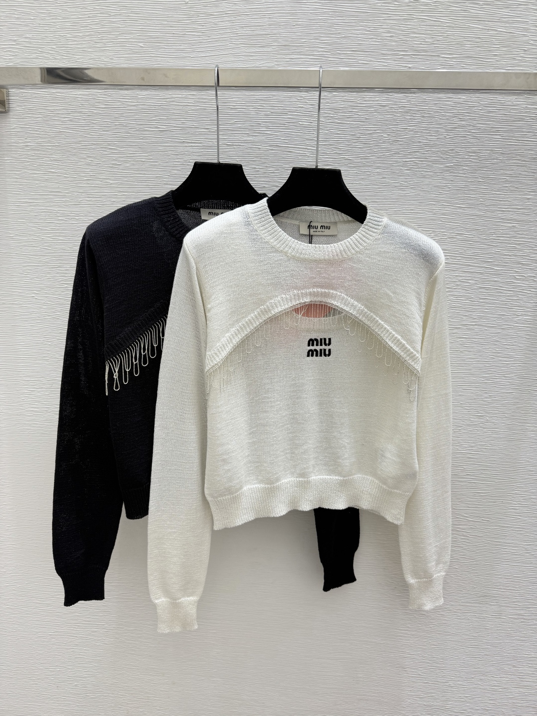 🆕M家🆕  早秋新款  纯色钉珠圆领针织长袖 颜色：白色 黑色 尺码：36.38.40      