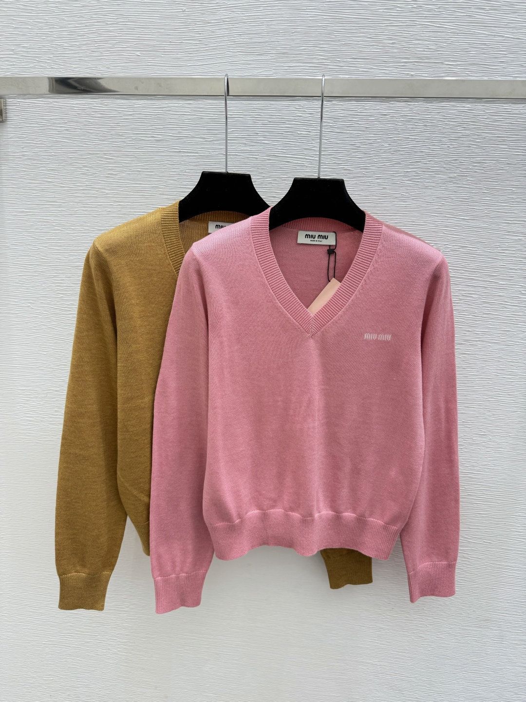 🆕M家🆕  早秋新款  纯色简约V领针织长袖 颜色：粉色 卡其 尺码：36.38.40     