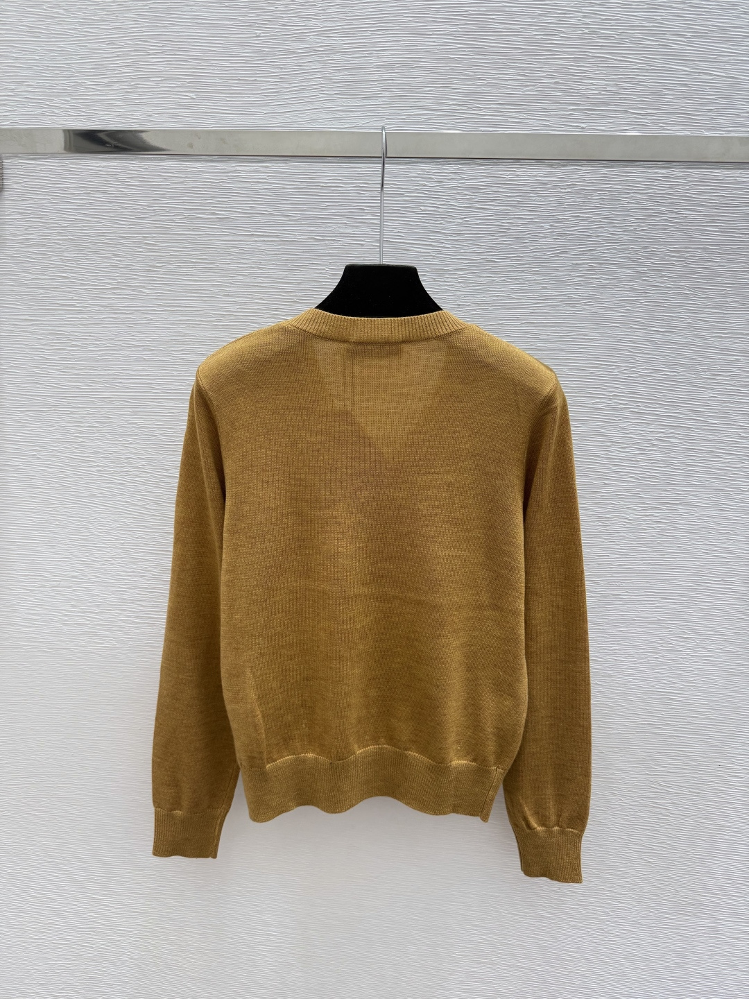 🆕M家🆕  早秋新款  纯色简约V领针织长袖 颜色：粉色 卡其 尺码：36.38.40     