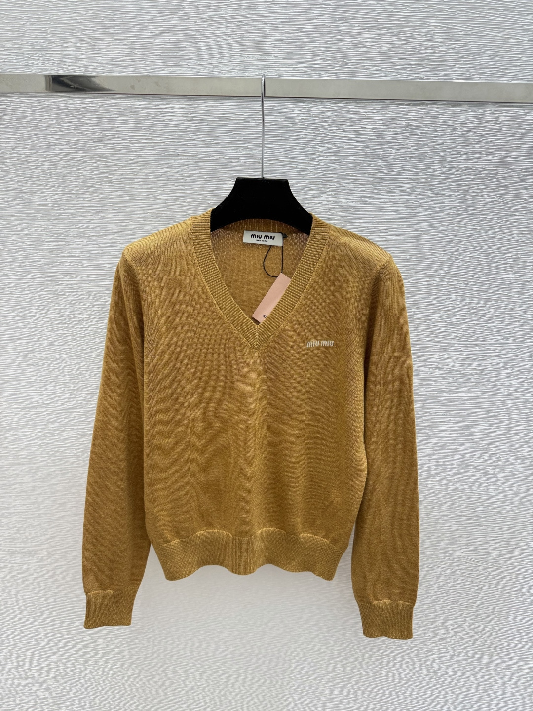 🆕M家🆕  早秋新款  纯色简约V领针织长袖 颜色：粉色 卡其 尺码：36.38.40     