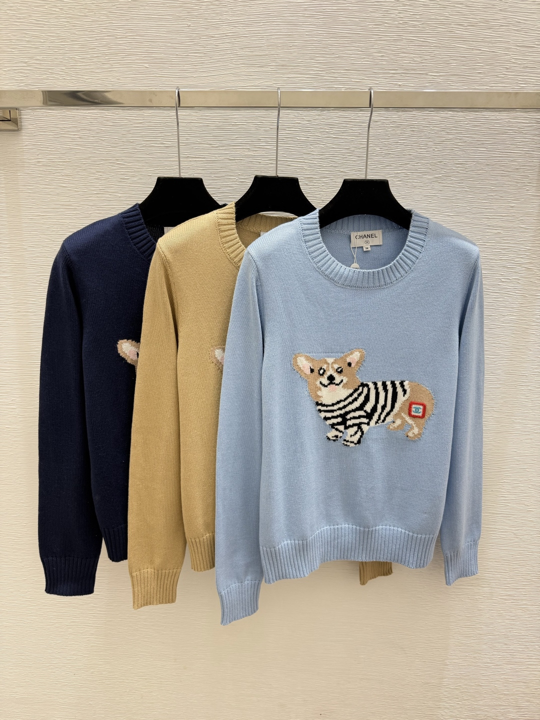 🆕CH家🆕  早秋新款  撞色小狗圆领针织长袖 颜色：蓝色 卡其 宝蓝 尺码：36.38.40     