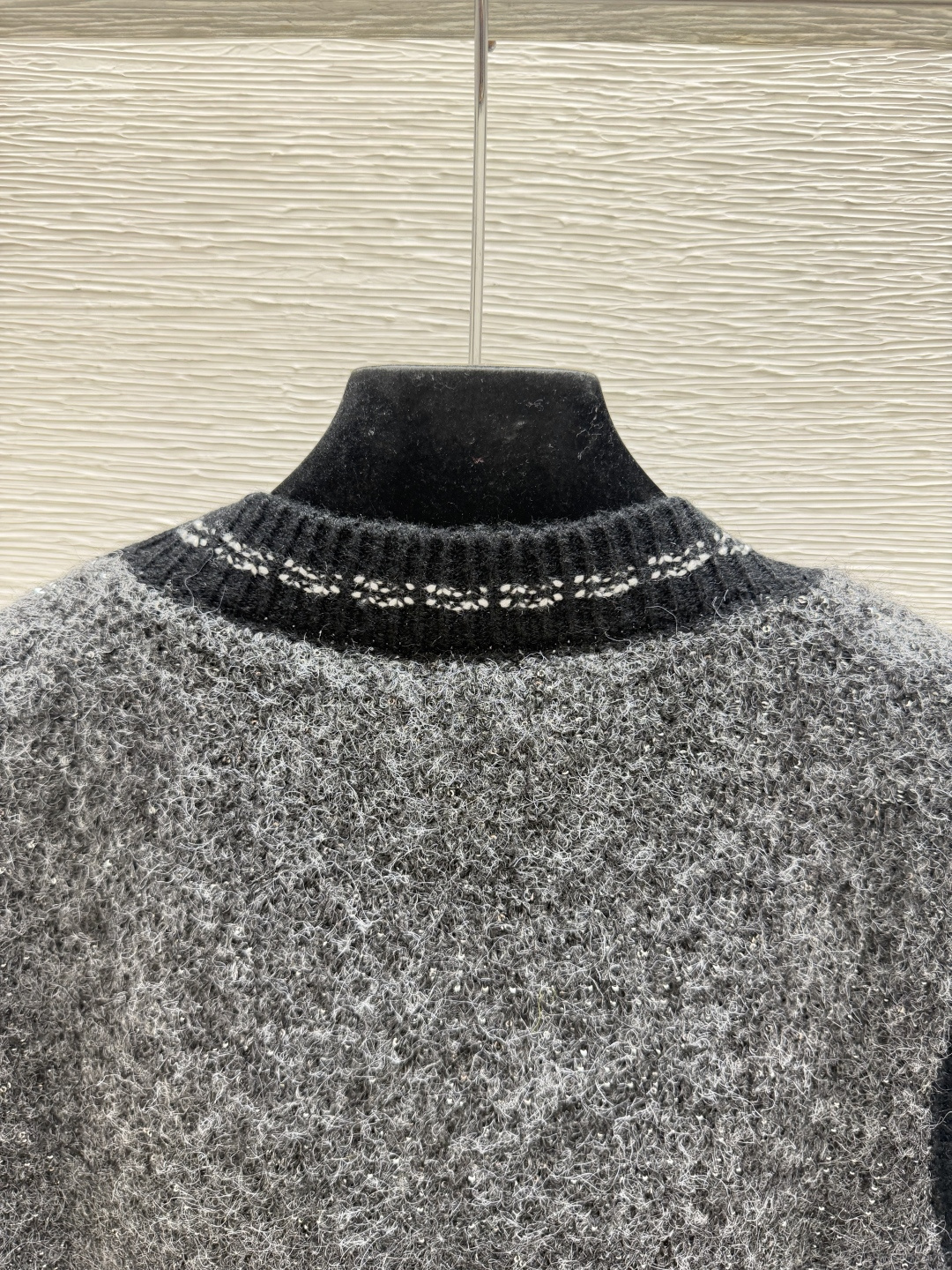 🆕CH家🆕  早秋新款  撞色简约V领针织背心开衫 颜色：灰色 尺码：36.38.40     