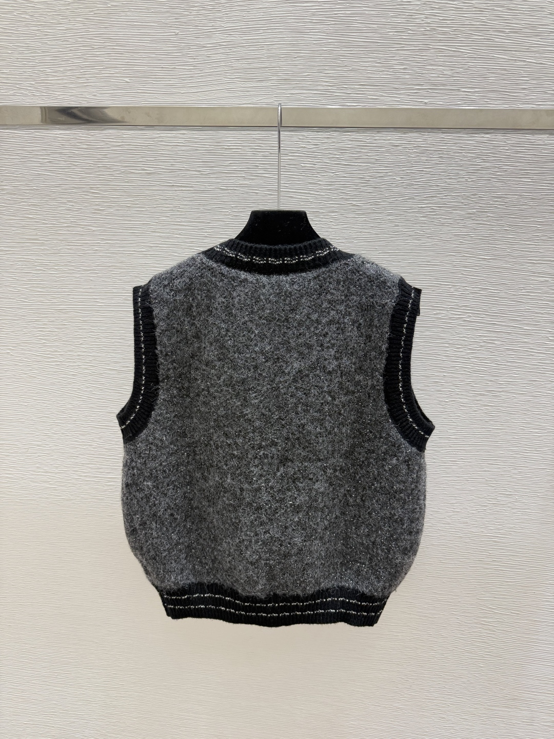 🆕CH家🆕  早秋新款  撞色简约V领针织背心开衫 颜色：灰色 尺码：36.38.40     