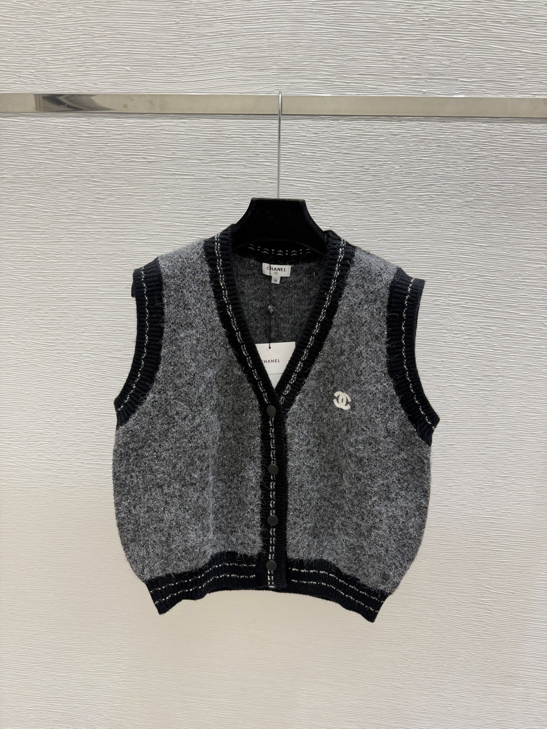 🆕CH家🆕  早秋新款  撞色简约V领针织背心开衫 颜色：灰色 尺码：36.38.40     