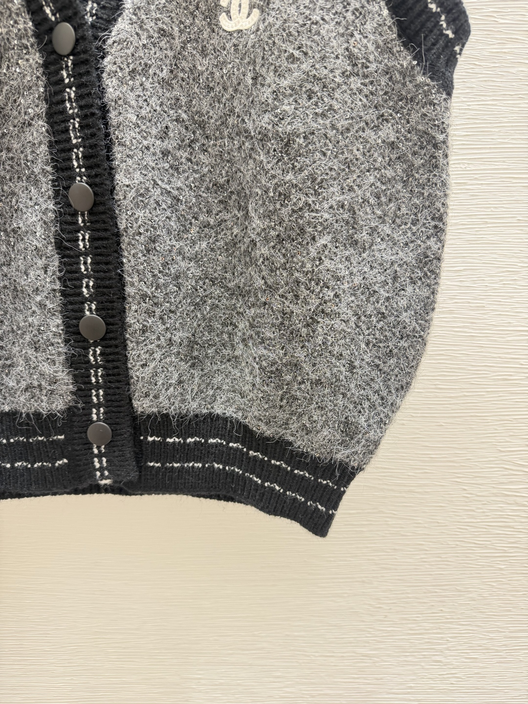 🆕CH家🆕  早秋新款  撞色简约V领针织背心开衫 颜色：灰色 尺码：36.38.40     