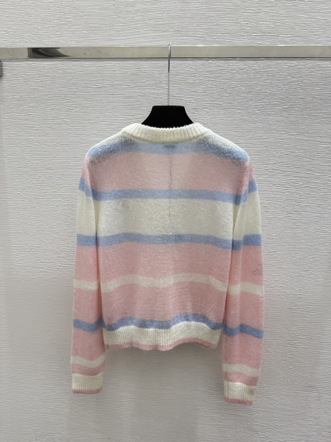 🆕LO家🆕  早秋新款  撞色条纹V领针织长袖开衫 颜色：粉色 蓝色 尺码：36.38.40      