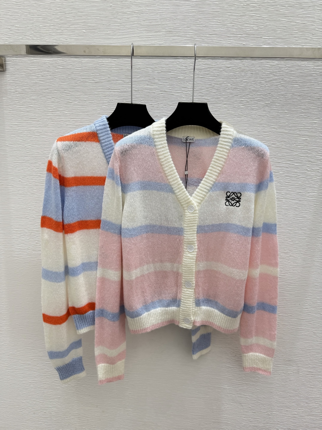 🆕LO家🆕  早秋新款  撞色条纹V领针织长袖开衫 颜色：粉色 蓝色 尺码：36.38.40      