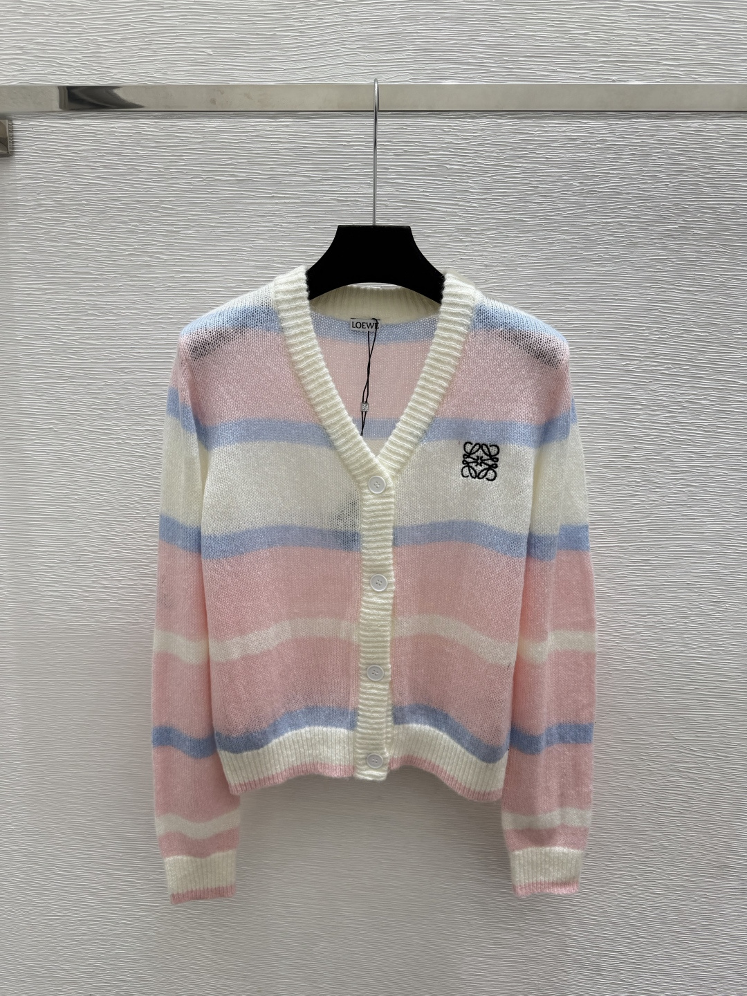🆕LO家🆕  早秋新款  撞色条纹V领针织长袖开衫 颜色：粉色 蓝色 尺码：36.38.40      