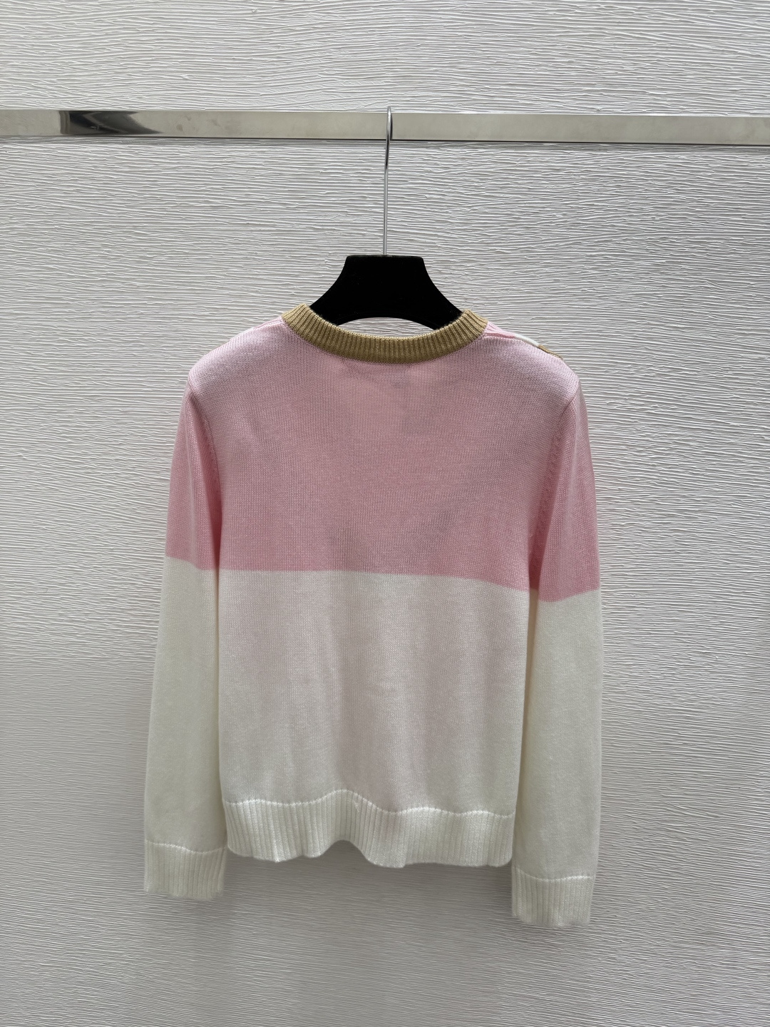 🆕VA家🆕  早秋新款  撞色简约V领针织长袖 颜色：粉色 灰色 咖啡 尺码：36.38.40      