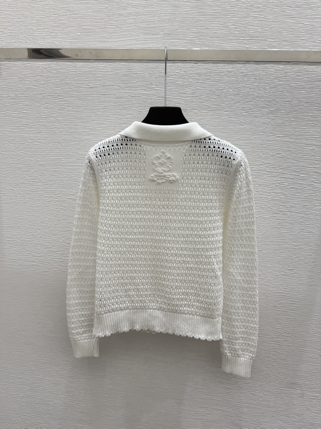 🆕CH家🆕  早秋新款  纯色花卉翻领针织长袖开衫 颜色：白色 黑色 尺码：36.38.40      