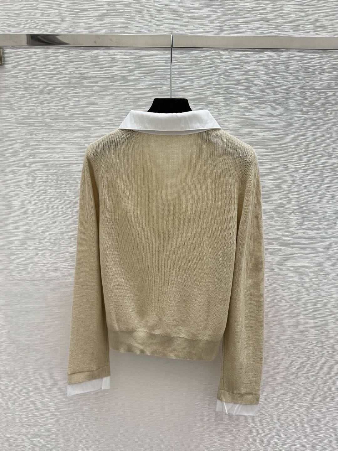 🆕CH家🆕  早秋新款  撞色翻领针织长袖 颜色：卡其 尺码：36.38.40      