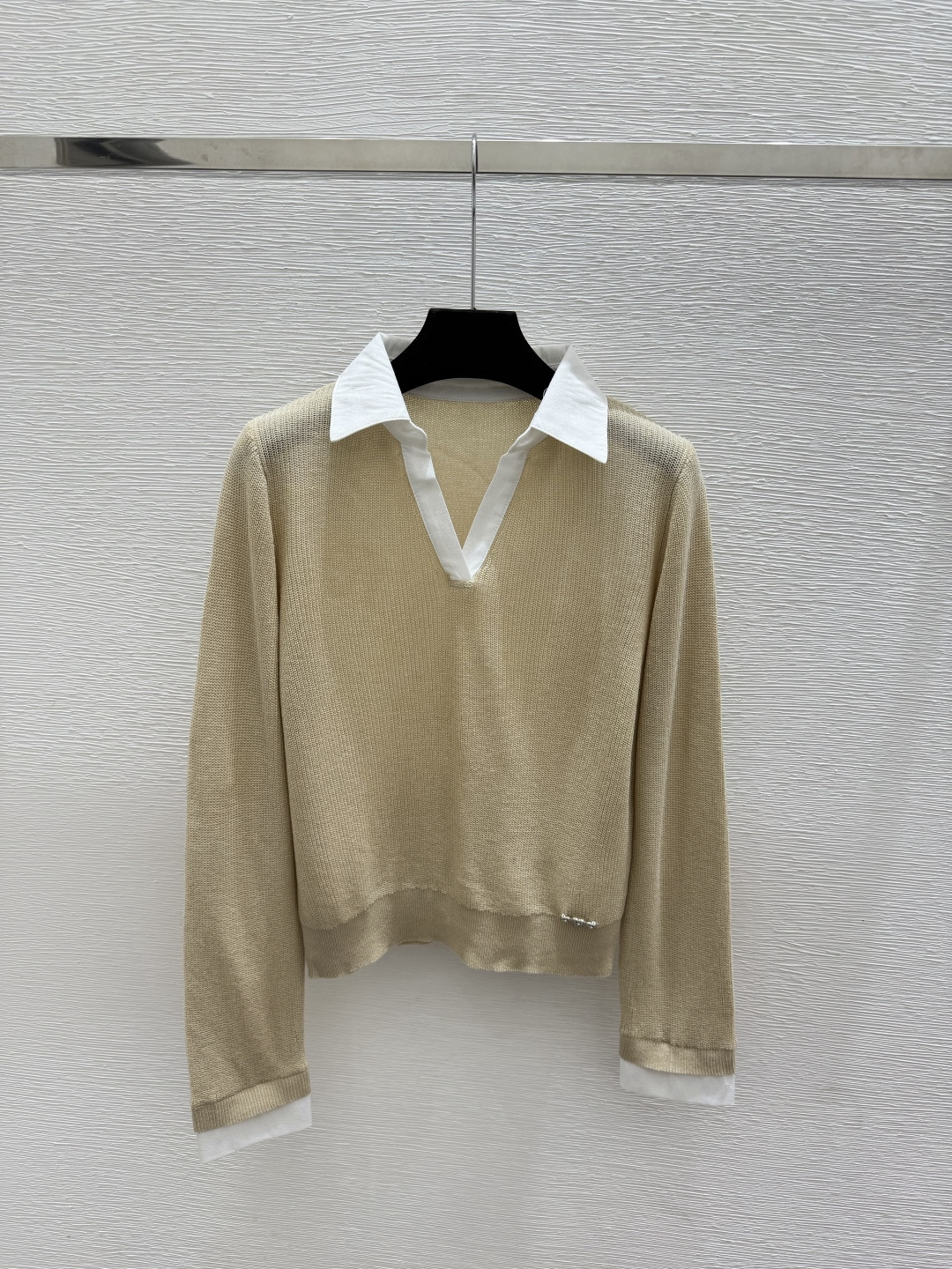 🆕CH家🆕  早秋新款  撞色翻领针织长袖 颜色：卡其 尺码：36.38.40      
