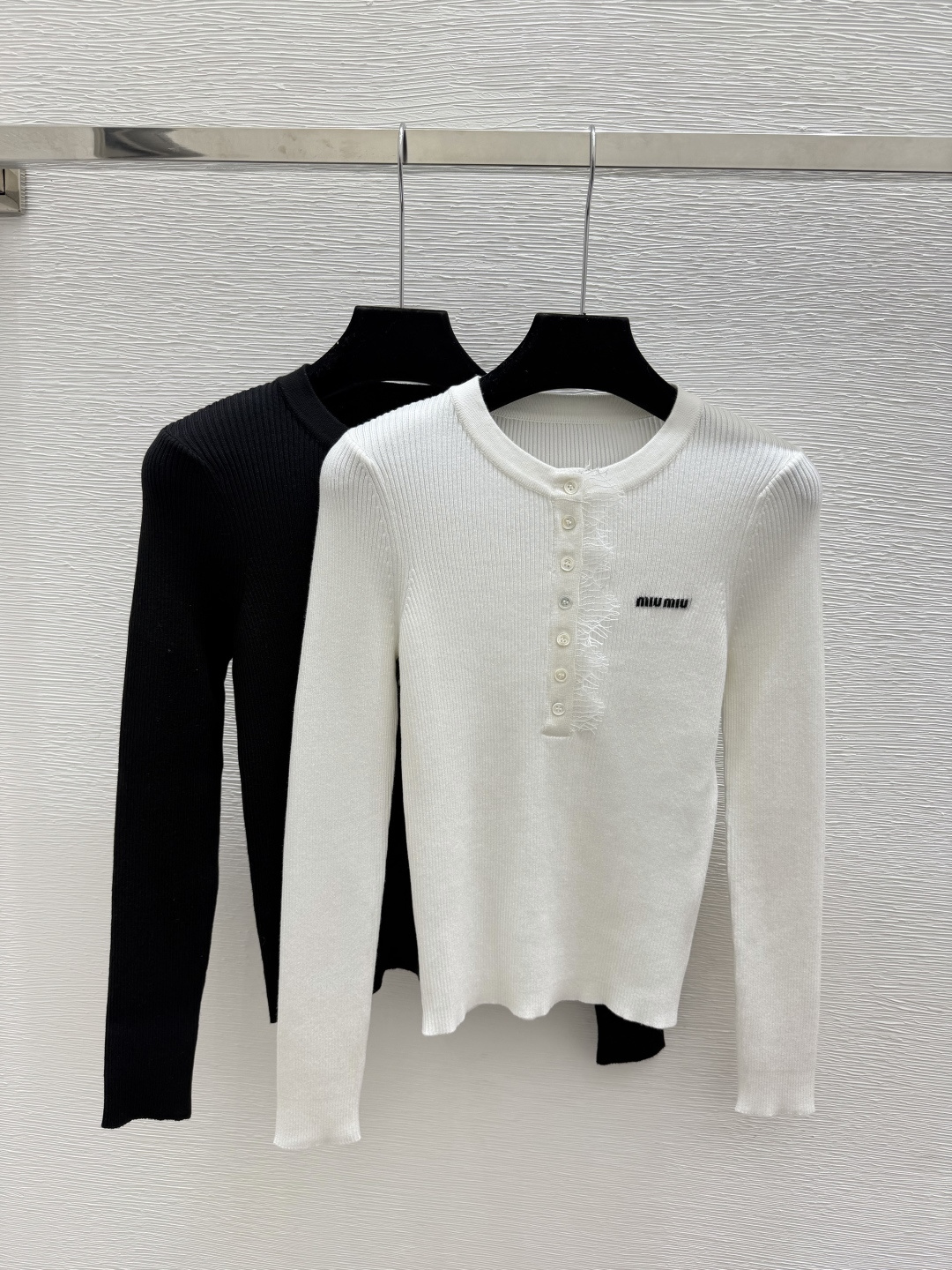🆕M家🆕  早秋新款  纯色简约圆领针织长袖 颜色：白色 黑色 尺码：36.38.40      