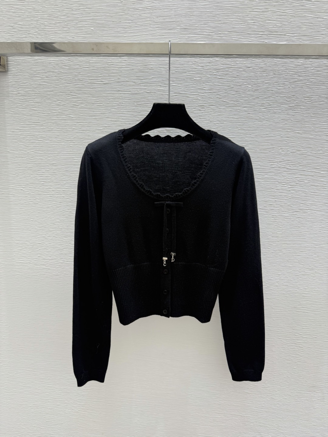 🆕D家🆕  早秋新款  纯色简约圆领针织长袖 颜色：白色 黑色 尺码：36.38.40      