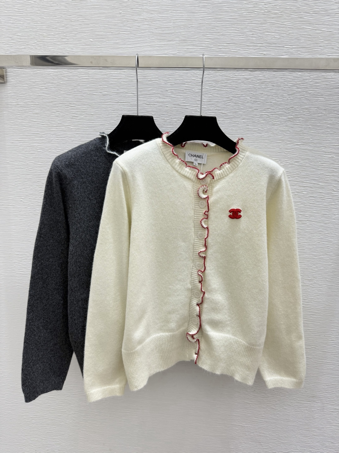 🆕CH家🆕  早秋新款  撞色简约圆领针织长袖开衫 颜色：杏色 灰色 尺码：36.38.40      