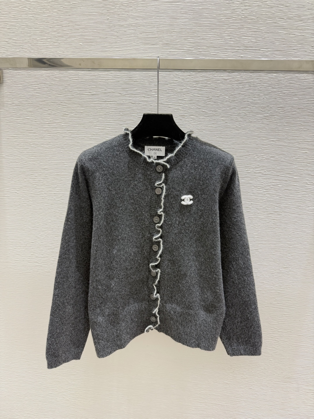 🆕CH家🆕  早秋新款  撞色简约圆领针织长袖开衫 颜色：杏色 灰色 尺码：36.38.40      