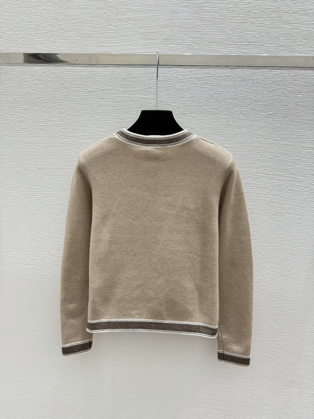 🆕CH家🆕  早秋新款  撞色简约圆领针织长袖 颜色：杏色 蓝色 宝蓝 尺码：36.38.40      