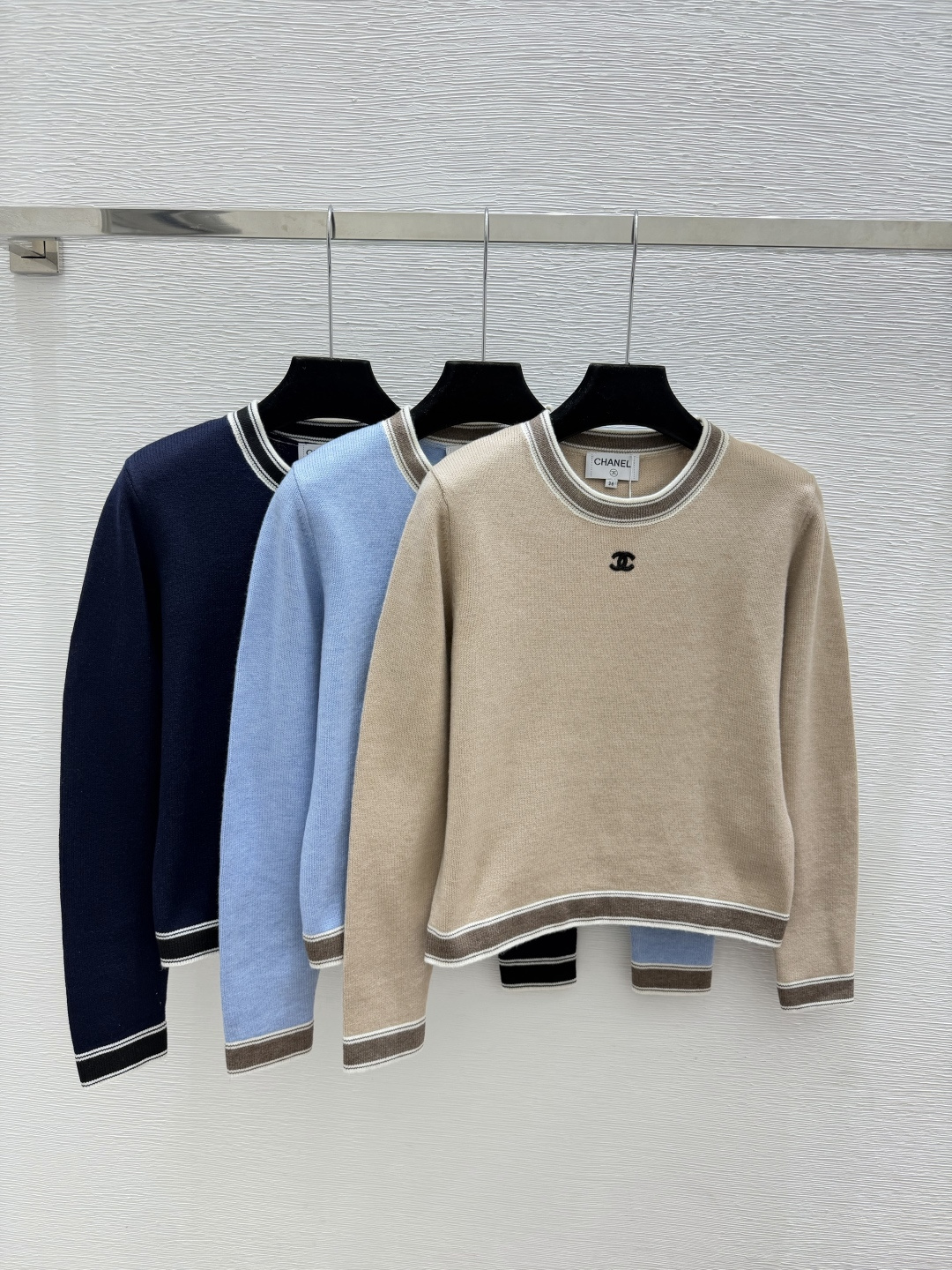 🆕CH家🆕  早秋新款  撞色简约圆领针织长袖 颜色：杏色 蓝色 宝蓝 尺码：36.38.40      
