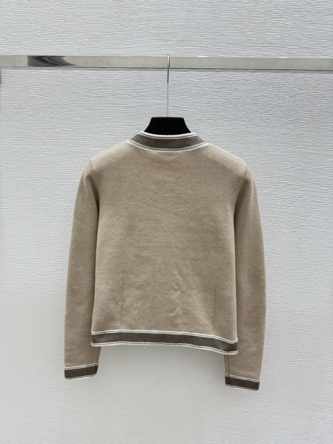 🆕CH家🆕  早秋新款  撞色简约圆领针织长袖开衫 颜色：杏色 蓝色 宝蓝 尺码：36.38.40      