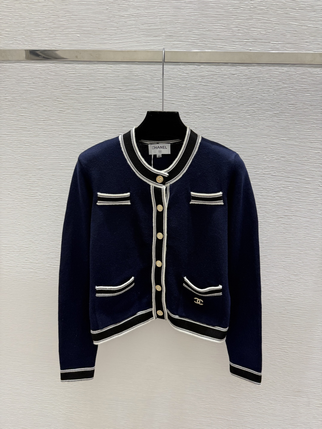 🆕CH家🆕  早秋新款  撞色简约圆领针织长袖开衫 颜色：杏色 蓝色 宝蓝 尺码：36.38.40      